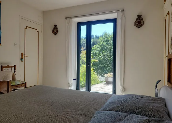 Chambre Et Terrasse Dans Une Ancienne Bergerie